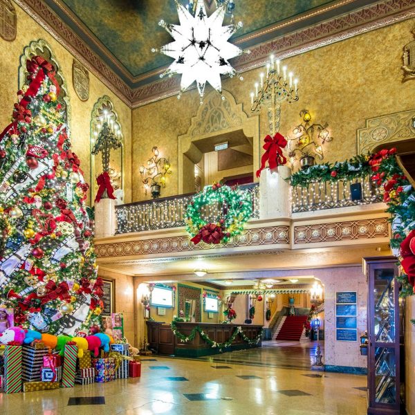 Alabama Theatre decorated or christmas, Alabama Theatre lobby, holiday decorations